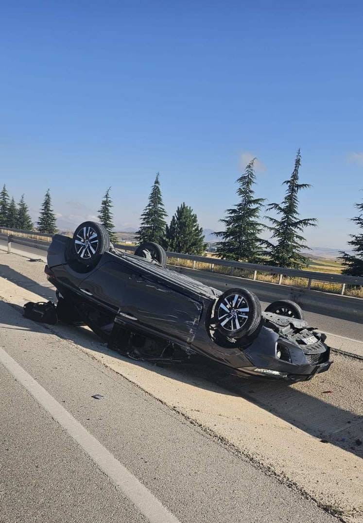 AFYONKARAHİSAR'DA KONTROLDEN ÇIKARAK REFÜJE DEVRİLEN OTOMOBİLDE BEŞİ ÇOCUK 8 KİŞİ...
