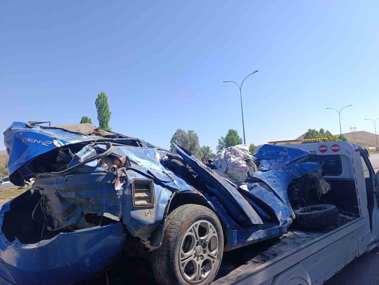 AFYONKARAHİSAR'DA MEYDANA GELEN TRAFİK KAZASINDA BARİYERLERE ÇARPTIKTAN SONRA TAKLA ATARAK...