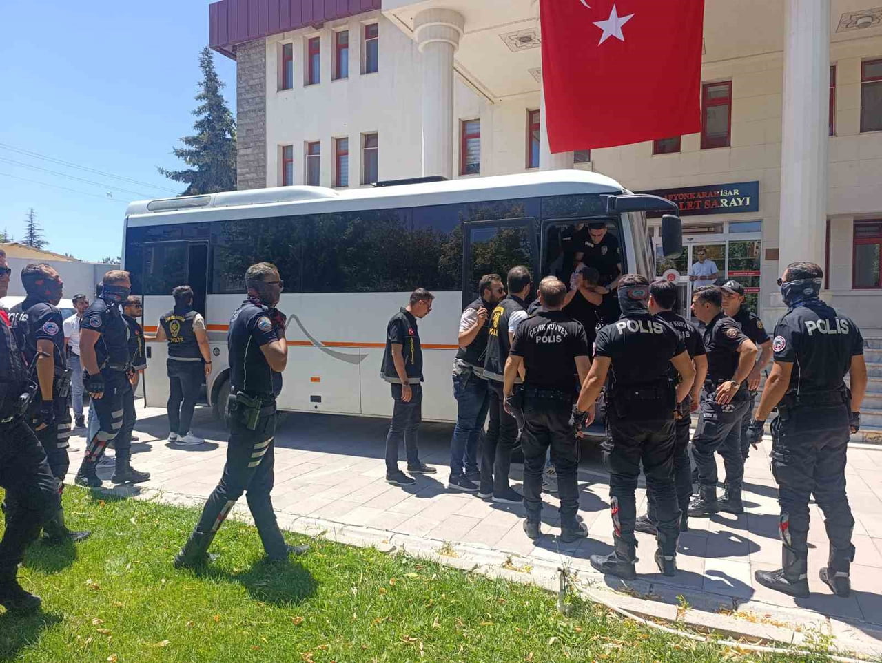 AFYONKARAHİSAR'DA MİNİBÜS DURAĞI BAŞKANININ ÖLDÜRÜLDÜĞÜ OLAYLA İLGİLİ GÖZALTINA ALINAN 18 KİŞİ...