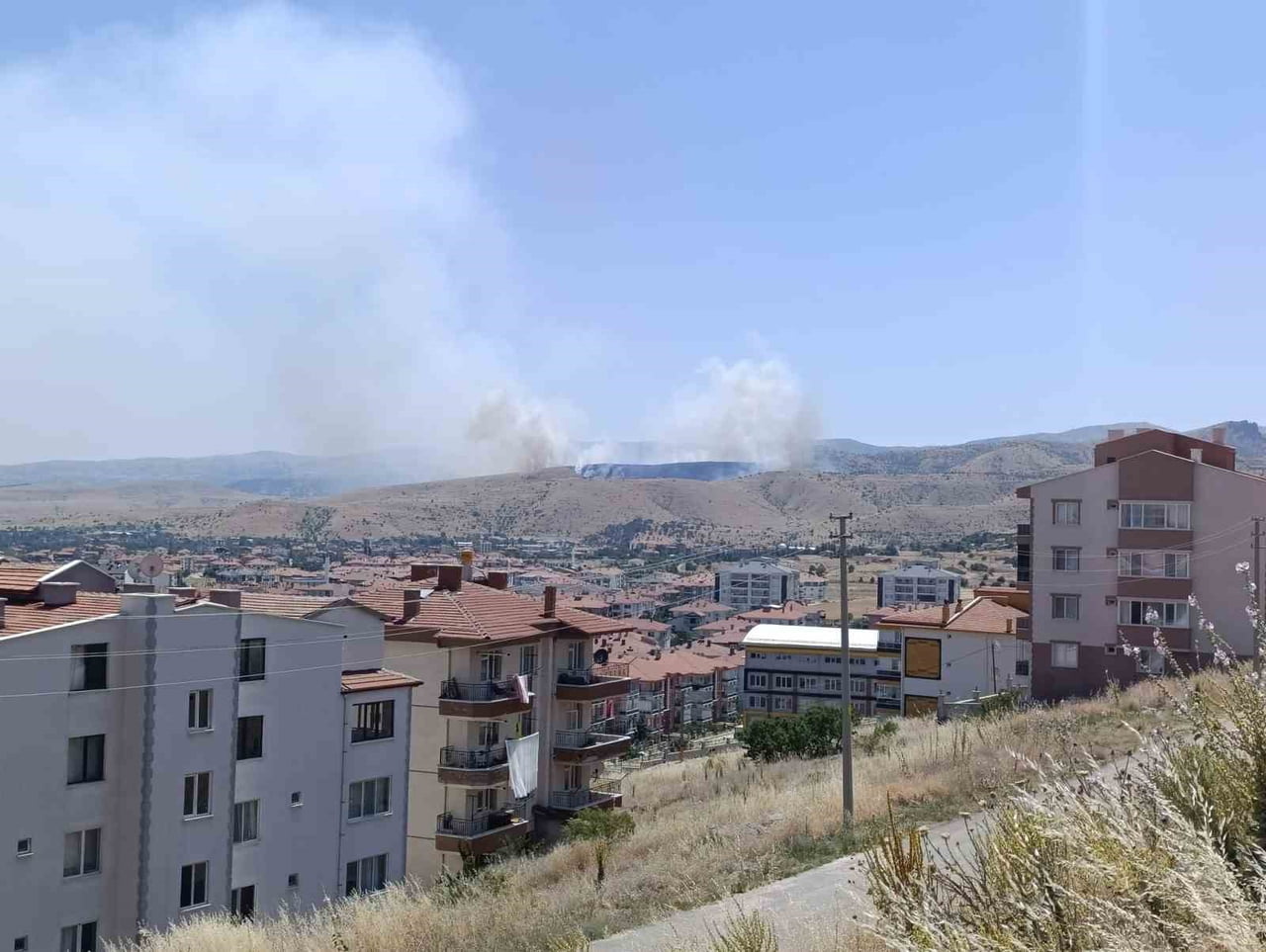AFYONKARAHİSAR'DA OTLUK ALANDA ÇIKAN YANGINA HAVADAN VE KARADAN MÜDAHALE SÜRÜYOR