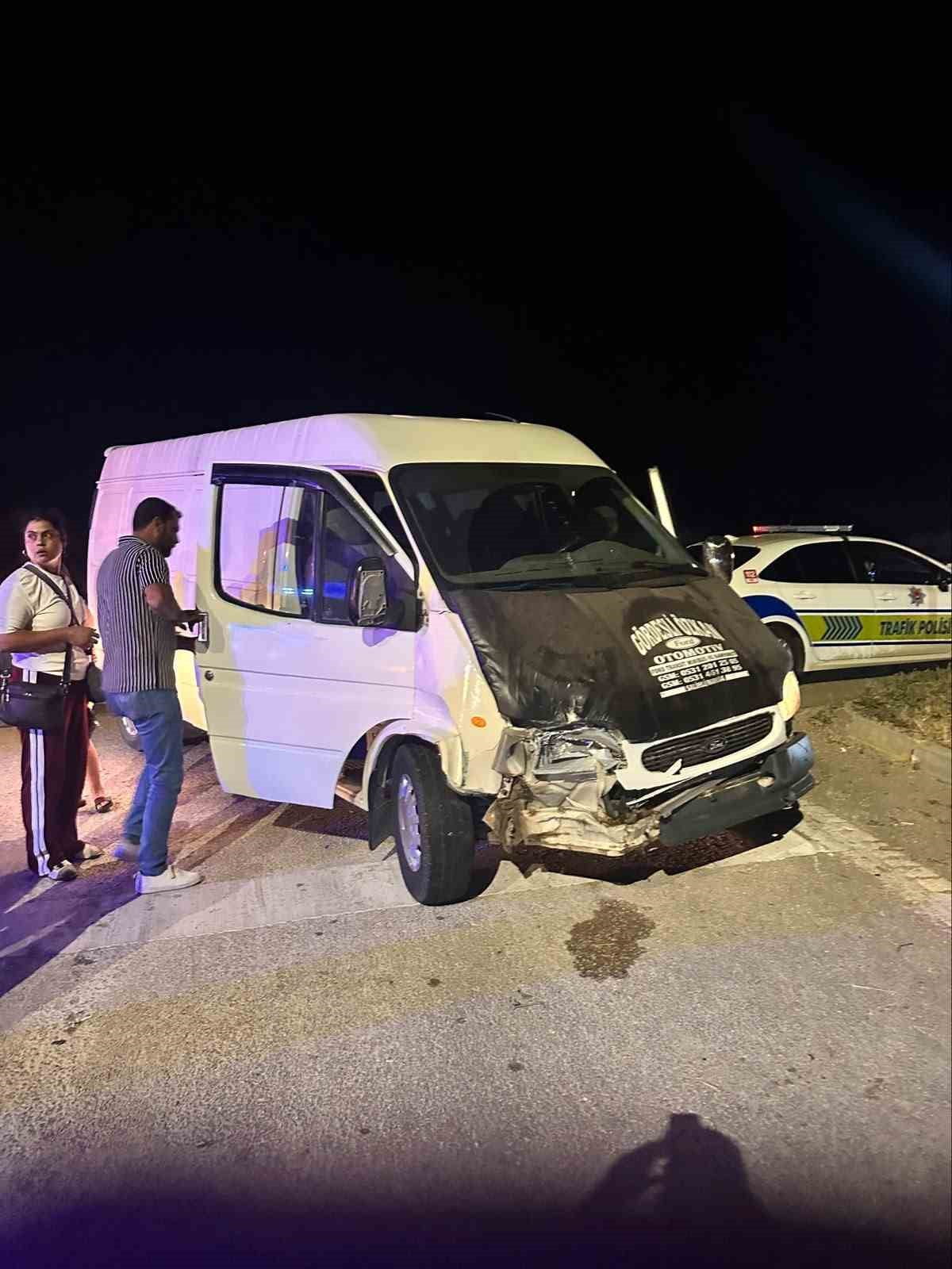 AFYONKARAHİSAR'DA OTOMOBİL İLE KAMYONETİN ÇARPIŞMASI SONUCU MEYDANA GELEN TRAFİK KAZASINDA 4 KİŞİ...