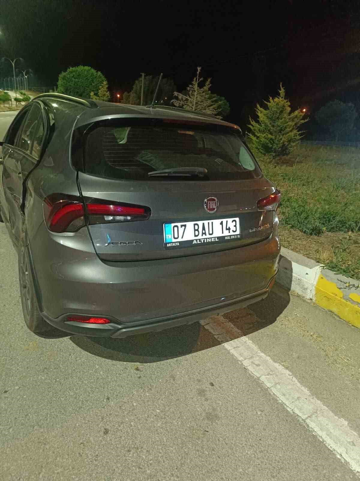 AFYONKARAHİSAR'DA OTOMOBİL İLE KAMYONETİN ÇARPIŞMASI SONUCU MEYDANA GELEN TRAFİK KAZASINDA 4 KİŞİ...