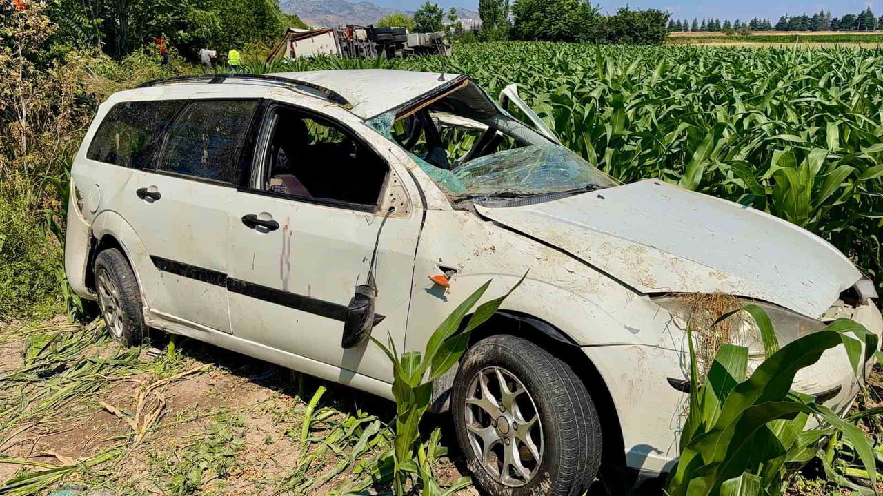 AFYONKARAHİSAR'DA OTOMOBİL İLE KARGO ARACININ ÇARPIŞMA SONUCU MEYDANA GELEN TRAFİK KAZASINDA 5...