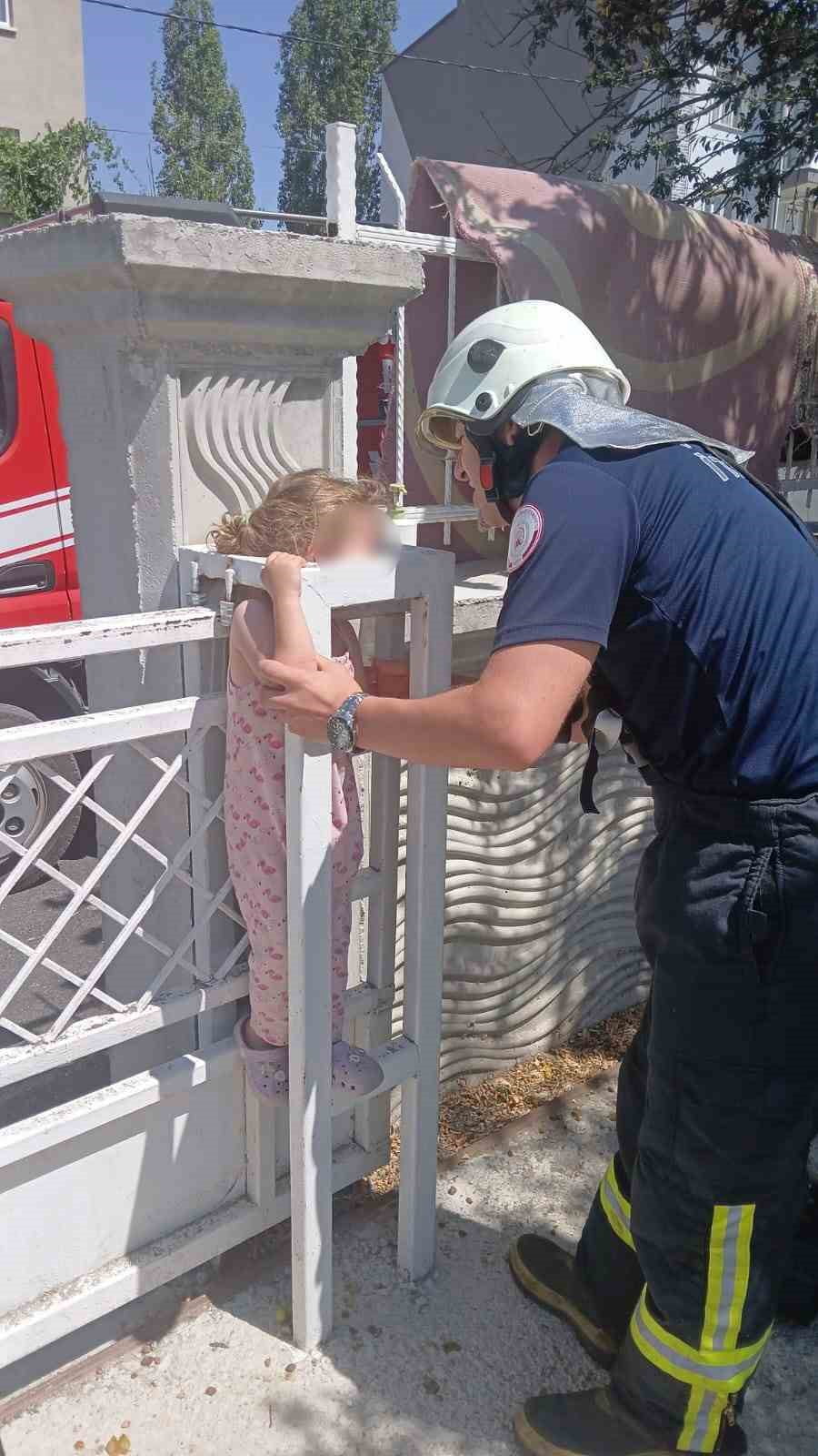 AFYONKARAHİSAR'DA OYUN OYNARKEN KAFASINI DEMİR KAPIYA SIKIŞTIRAN 4 YAŞINDAKİ ÇOCUĞUN İMDADINA...