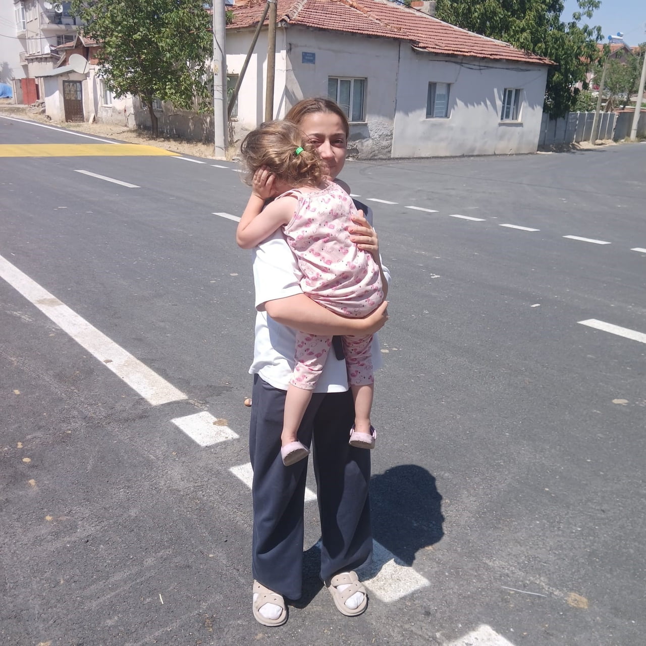 AFYONKARAHİSAR'DA OYUN OYNARKEN KAFASINI DEMİR KAPIYA SIKIŞTIRAN 4 YAŞINDAKİ ÇOCUĞUN İMDADINA...