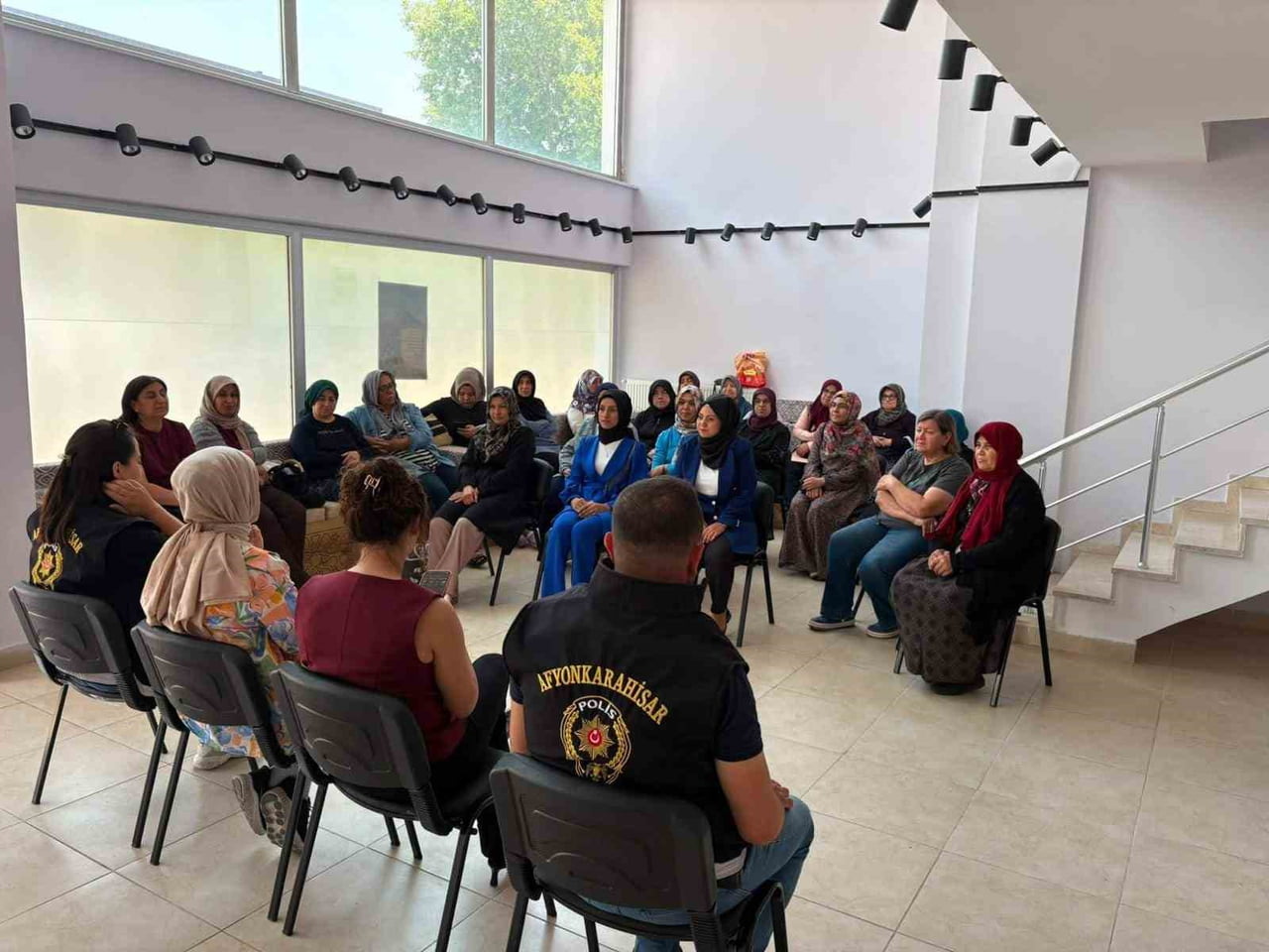 AFYONKARAHİSAR'DA POLİS TARAFINDAN KADINLARA ŞİDDETLE MÜCADELE KONUSUNDA EĞİTİM VERİLDİ.
