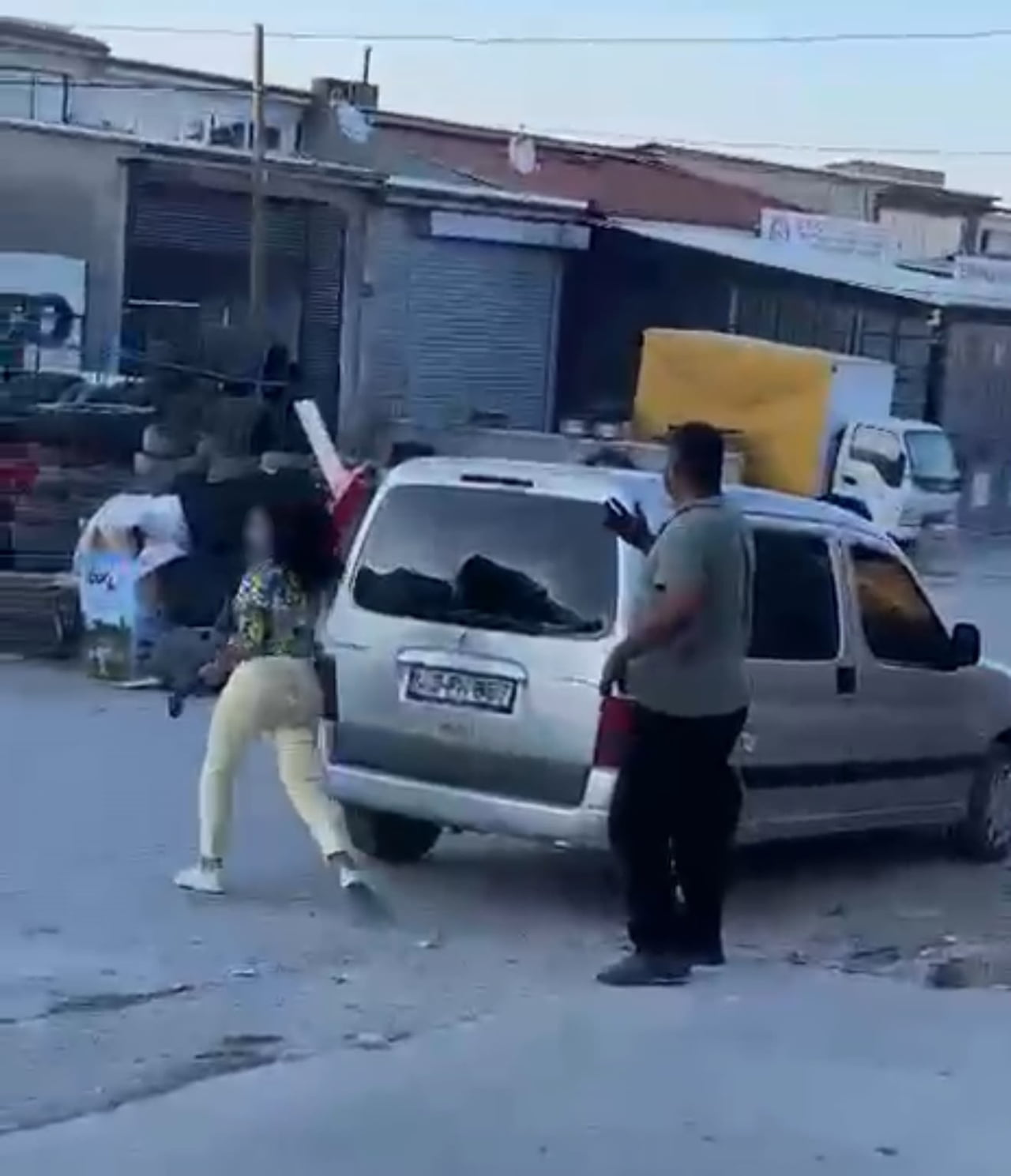 AFYONKARAHİSAR'DA SEVGİLİSİNEN SİNİRLENEN GENÇ KADIN ELİNE ALDIĞI ÇEKİÇLE ÖFKESİNİ SEVGİLİSİNİN...