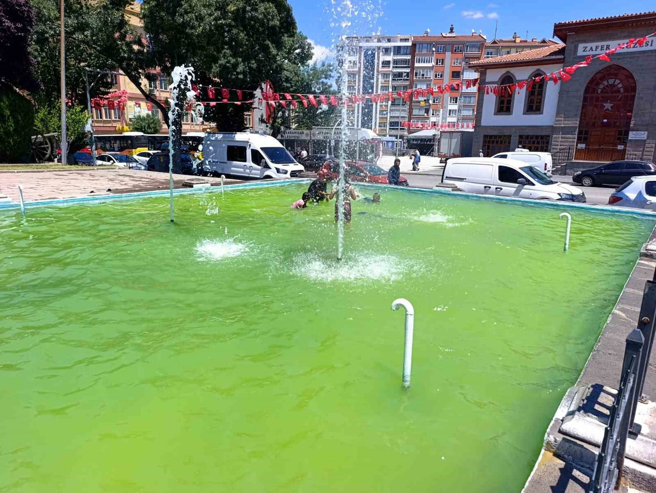 AFYONKARAHİSAR'DA SICAK HAVADAN BUNALAN YAŞLARI 4 İLE 10 ARASINDA DEĞİŞEN ÇOCUKLAR, ANIT PARK'TAKİ...