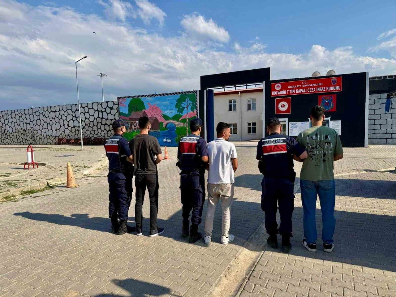 AFYONKARAHİSAR'DA SON BİR HAFTA İÇERİSİNDE GERÇEKLEŞTİRİLEN DENETİMLERDE ÇEŞİTLİ SUÇLARDAN ARANAN...