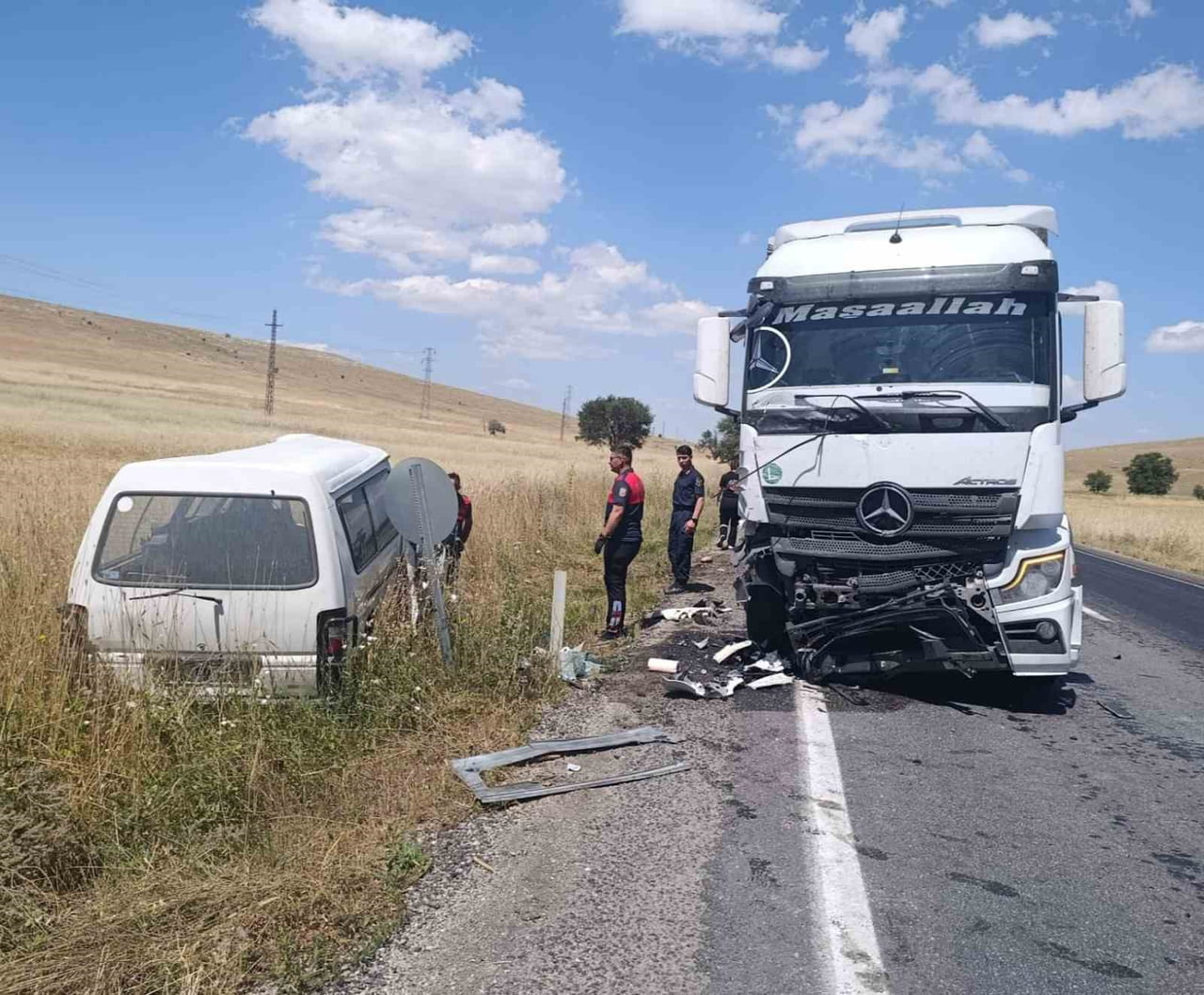 AFYONKARAHİSAR'DA TIR İLE ÇARPIŞAN MİNİBÜSÜN SÜRÜCÜSÜ OLAY YERİNDE HAYATINI KAYBETTİ.