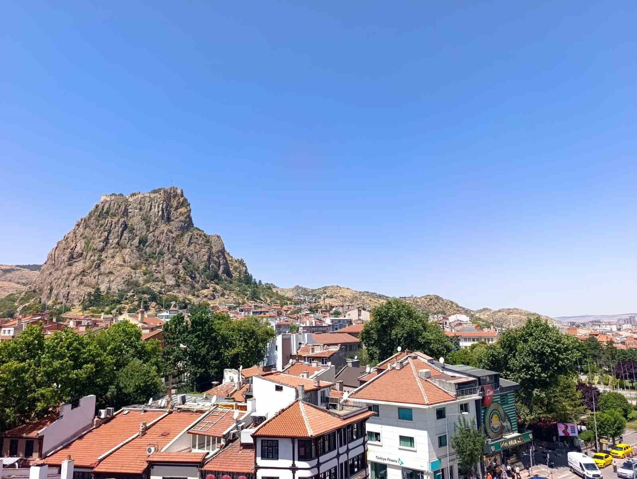 AFYONKARAHİSAR'DA YENİ HAFTA AZ BULUTLU VE SICAK BİR HAVAYLA BAŞLADI.