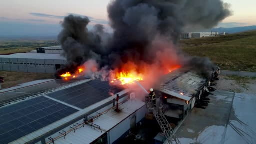 Afyonkarahisar'daki fabrika yangınını söndürme çalışmaları sürüyor