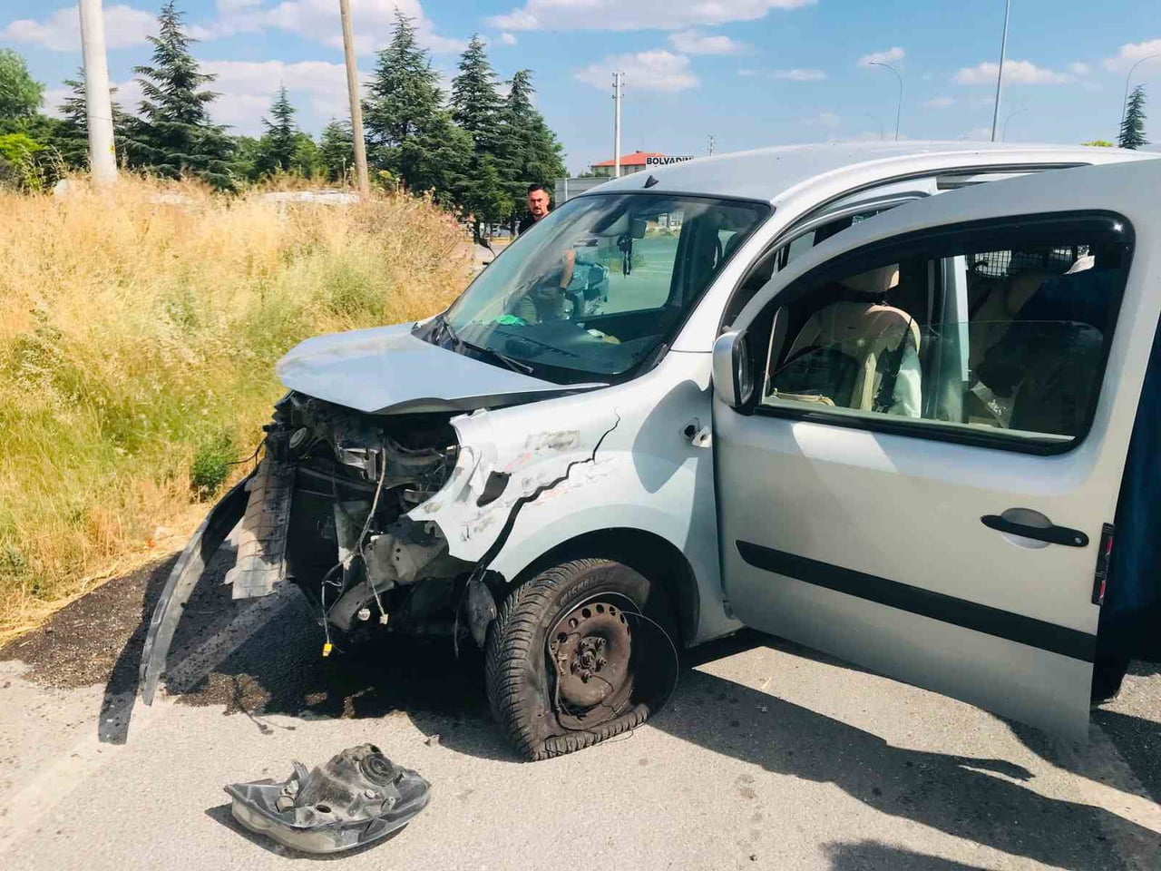 AFYONKARAHİSAR'IN BOLVADİN İLÇESİNDE İKİ OTOMOBİLİN ÇARPIŞMASI SONUCU MEYDANA GELEN TRAFİK...