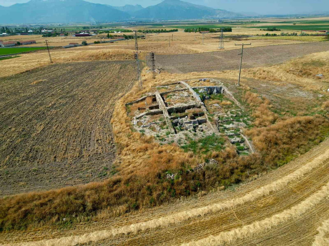 AFYONKARAHİSAR'IN BOLVADİN İLÇESİNDEKİ ÜÇHÖYÜK'TE, KAYIP ŞEHİR PURUŞHANDA'YA ULAŞILMASI UMUDUYLA...