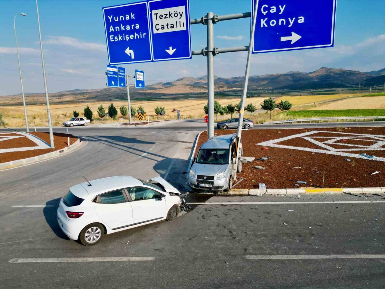 AFYONKARAHİSAR'IN EMİRDAĞ İLÇESİNDE OTOMOBİL İLE HAFİF TİCARİ ARACIN KAVŞAKTA ÇARPIŞMASI SONUCU...