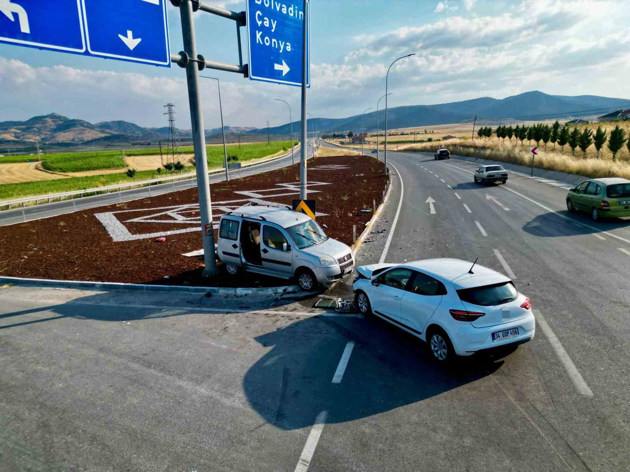 AFYONKARAHİSAR'IN EMİRDAĞ İLÇESİNDE OTOMOBİL İLE HAFİF TİCARİ ARACIN KAVŞAKTA ÇARPIŞMASI SONUCU...