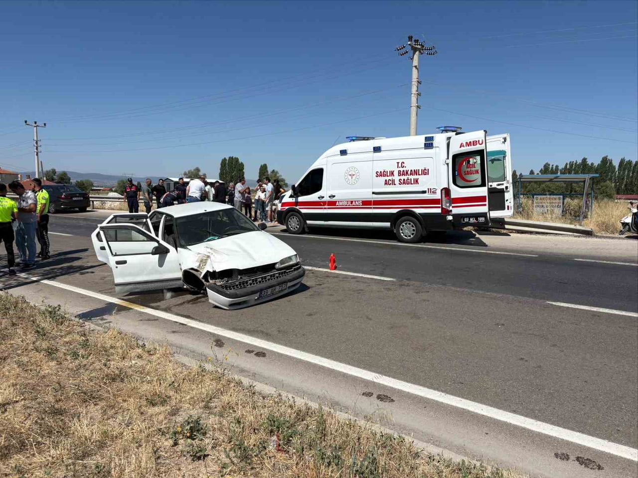 AFYONKARAHİSAR'IN  KONTROLDEN ÇIKARAK BARİYERLERE ÇARPAN OTOMOBİLDE  3'Ü ÇOCUK 6 KİŞİ...