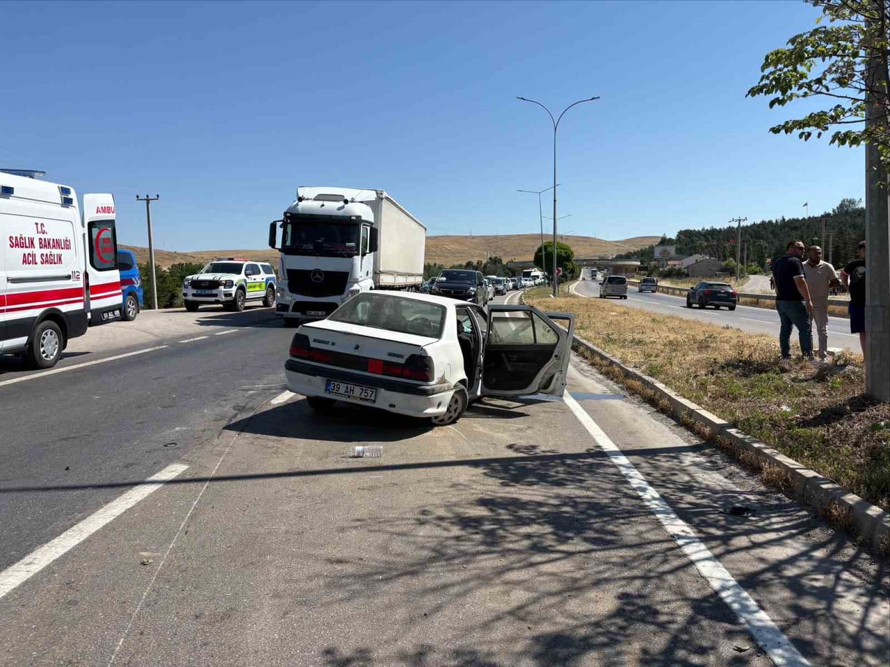 AFYONKARAHİSAR'IN  KONTROLDEN ÇIKARAK BARİYERLERE ÇARPAN OTOMOBİLDE  3'Ü ÇOCUK 6 KİŞİ...