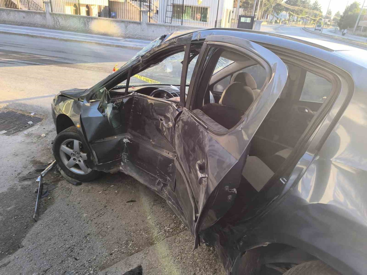 AFYONKARAHİSAR'IN MEYDANA GELEN TRAFİK KAZASINDA KONTROLDEN ÇIKAN OTOMOBİLİN YÖN LEVHALARINA...