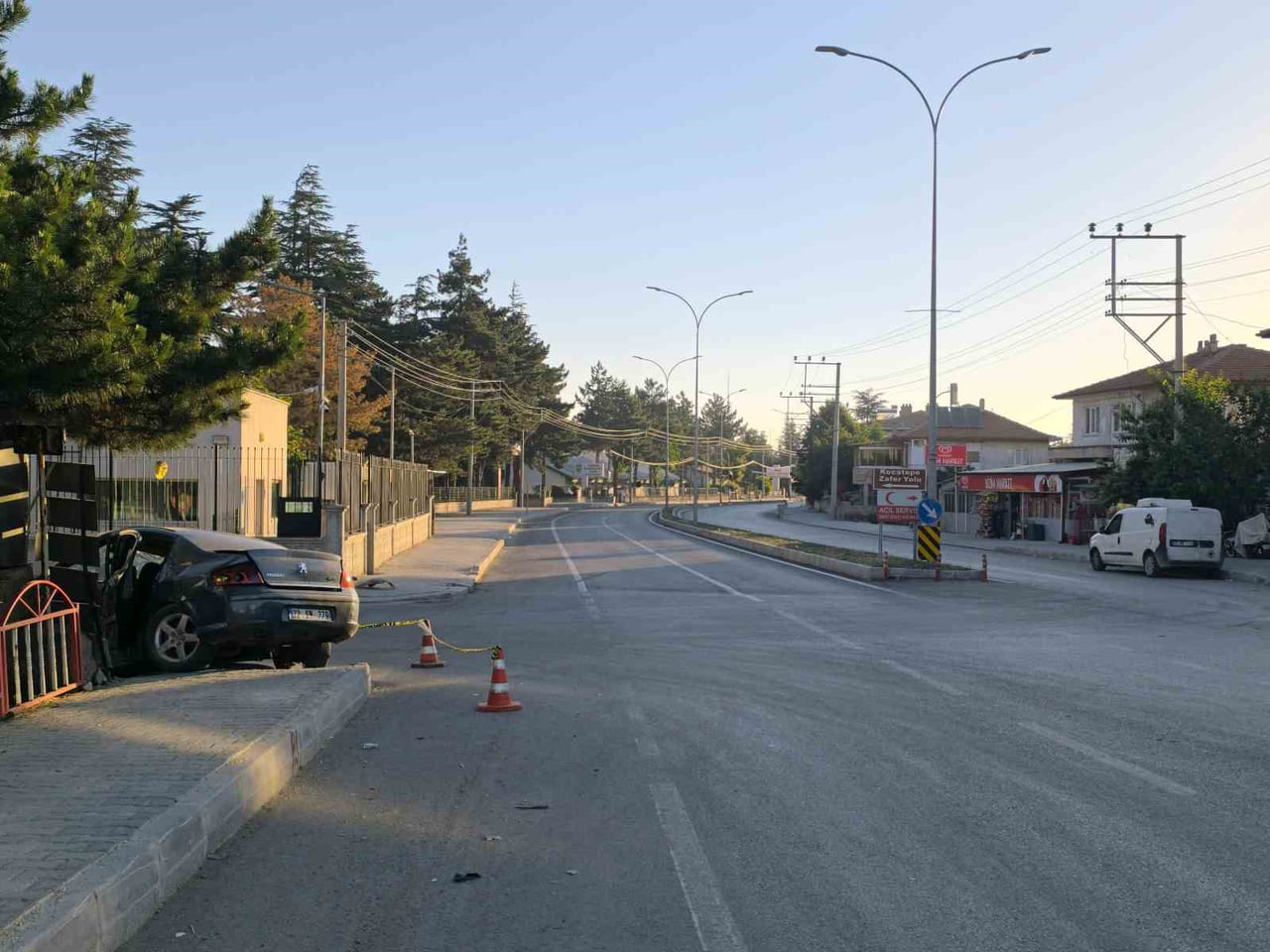 AFYONKARAHİSAR'IN MEYDANA GELEN TRAFİK KAZASINDA KONTROLDEN ÇIKAN OTOMOBİLİN YÖN LEVHALARINA...
