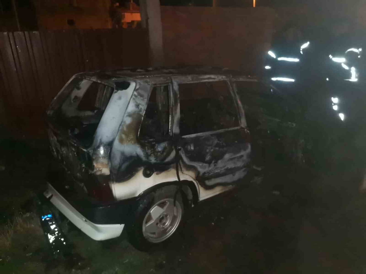 AFYONKARAHİSAR'IN SANDIKLI İLÇESİNDE PARK HALİNDE BULUNAN OTOMOBİLDE ÇIKAN YANGIN, İTFAİYE...