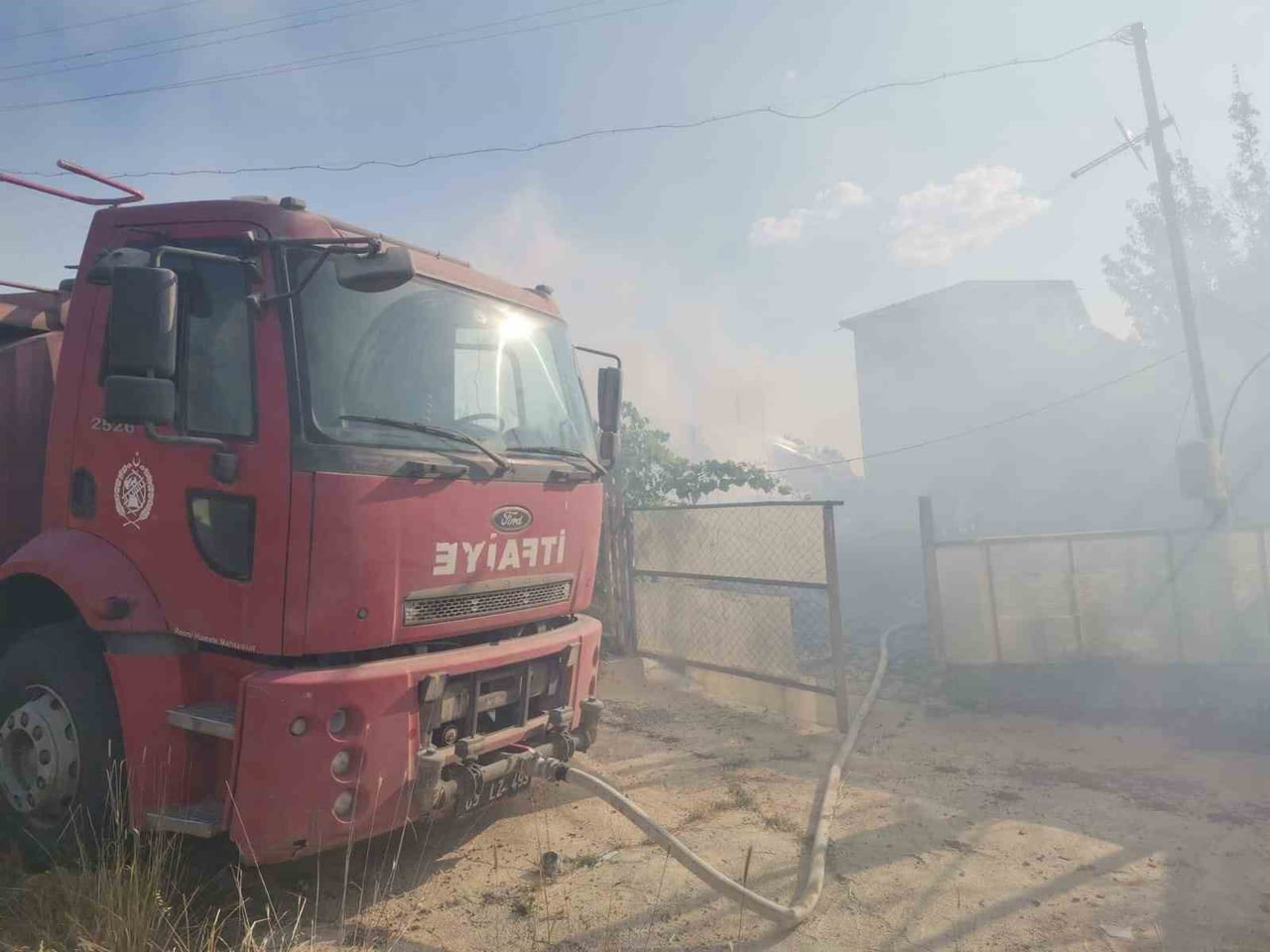 AFYONKARAHİSAR'IN SANDIKLI İLÇESİNDE TOKİ KONUTLARININ BULUNDUĞU BÖLGEDEKİ BİR ARAZİDE ODUNLARIN...
