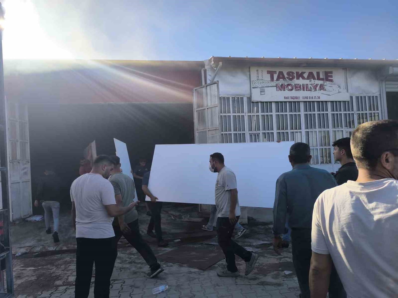 AFYONKARAHİSAR'IN ŞUHUT İLÇESİNDE BİR İŞ YERİNDE YAŞANAN TÜP PATLAMASI SONUCU ÇIKAN YANGIN BÖLGEDE...