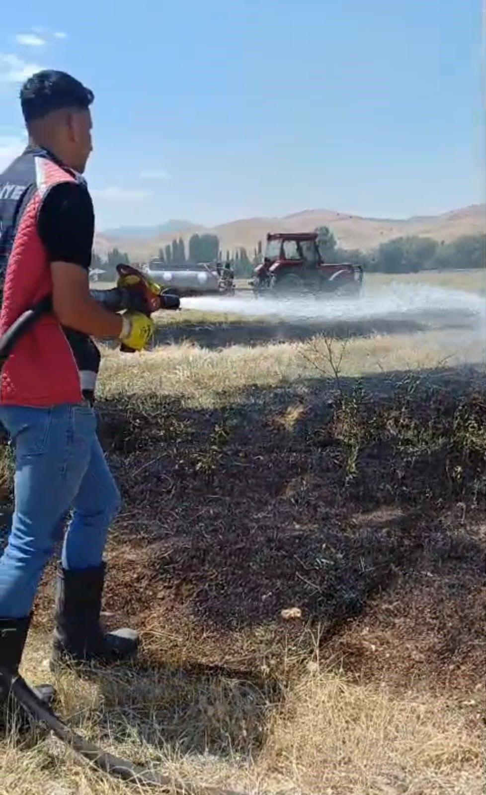 AFYONKARAHİSAR'IN ŞUHUT İLÇESİNE BAĞLI MAHMUT KÖYÜNDE OTLUK ARAZİDE HENÜZ BELİRLENEMEYEN BİR...