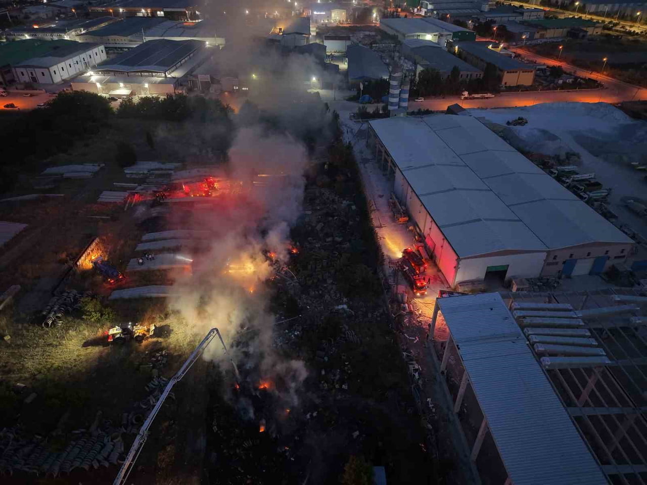 AFYONKARAHİSAR’DA OTLUK ALANDA ÇIKAN YANGIN ATIL DURUMDAKİ BİR FABRİKANIN BAHÇESİNE SIÇRADI. BAHÇE...