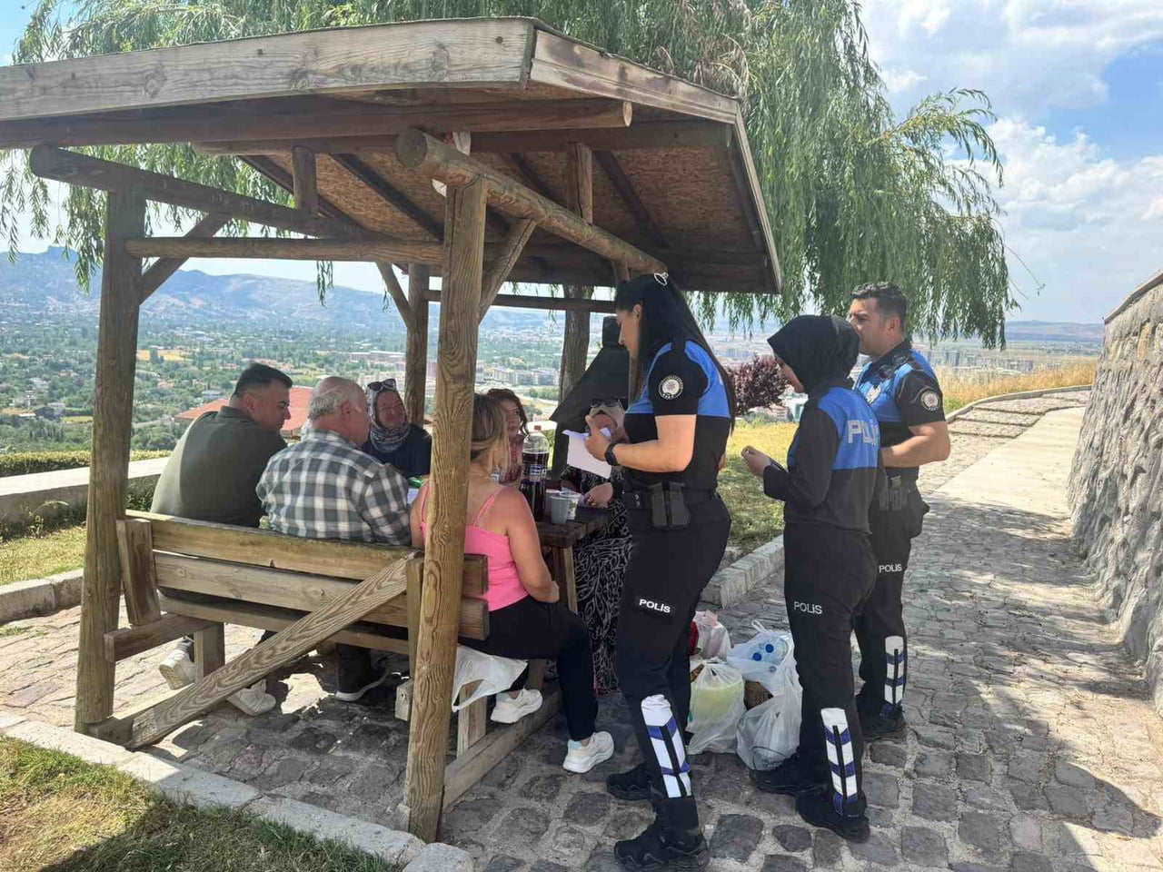 AFYONKARAHİSAR İL EMNİYET MÜDÜRLÜĞÜ EKİPLERİ, YAZ MEVSİMİNİN GELMESİYLE BİRLİKTE KENTTEKİ MESİRE...