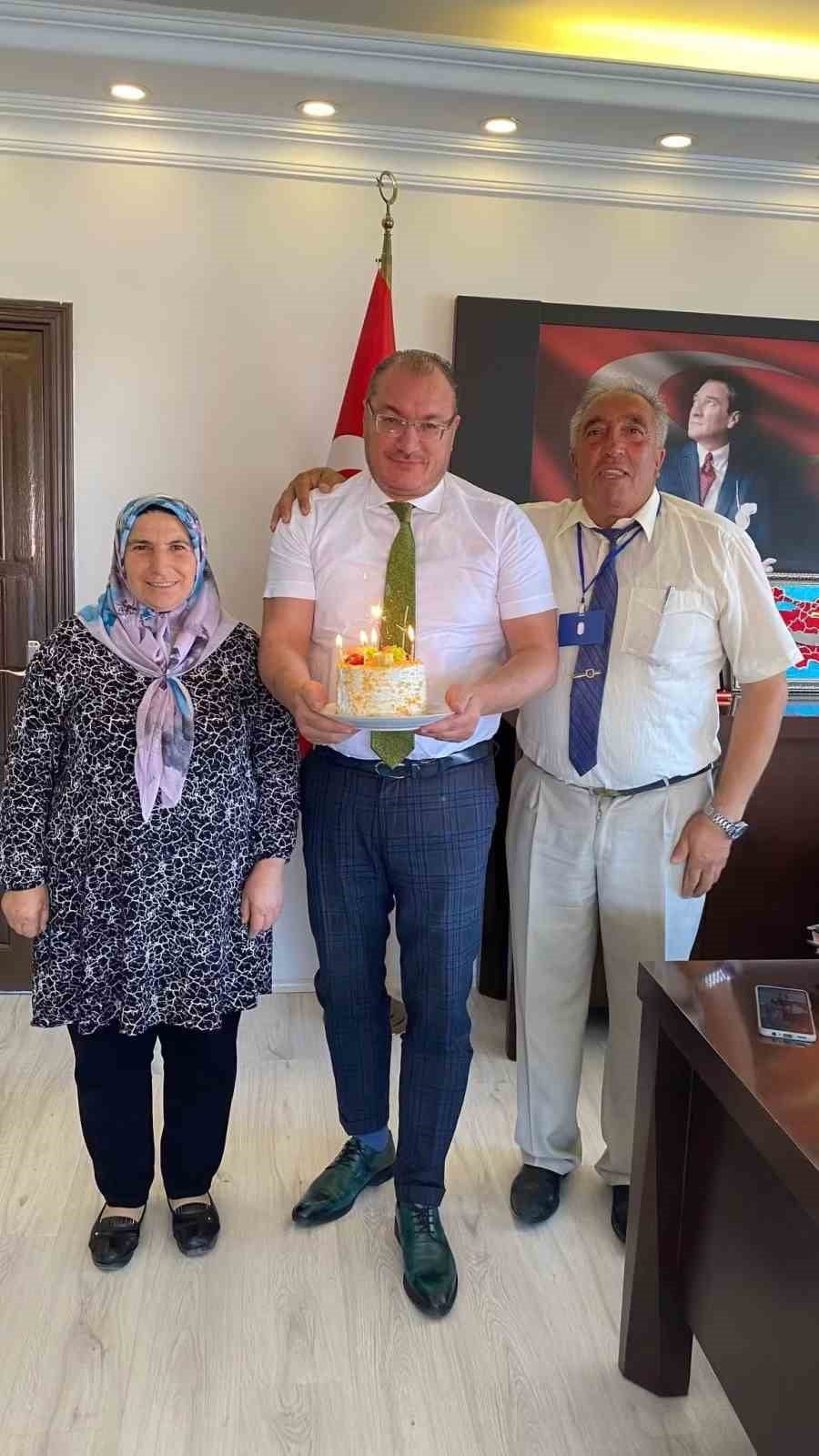 AFYONKARAHİSAR’IN BOLVADİN İLÇESİNDE, KAYMAKAM ALİ ARIKAN’A (ORTADA ELİNDE PASTA OLAN KİŞİ)...