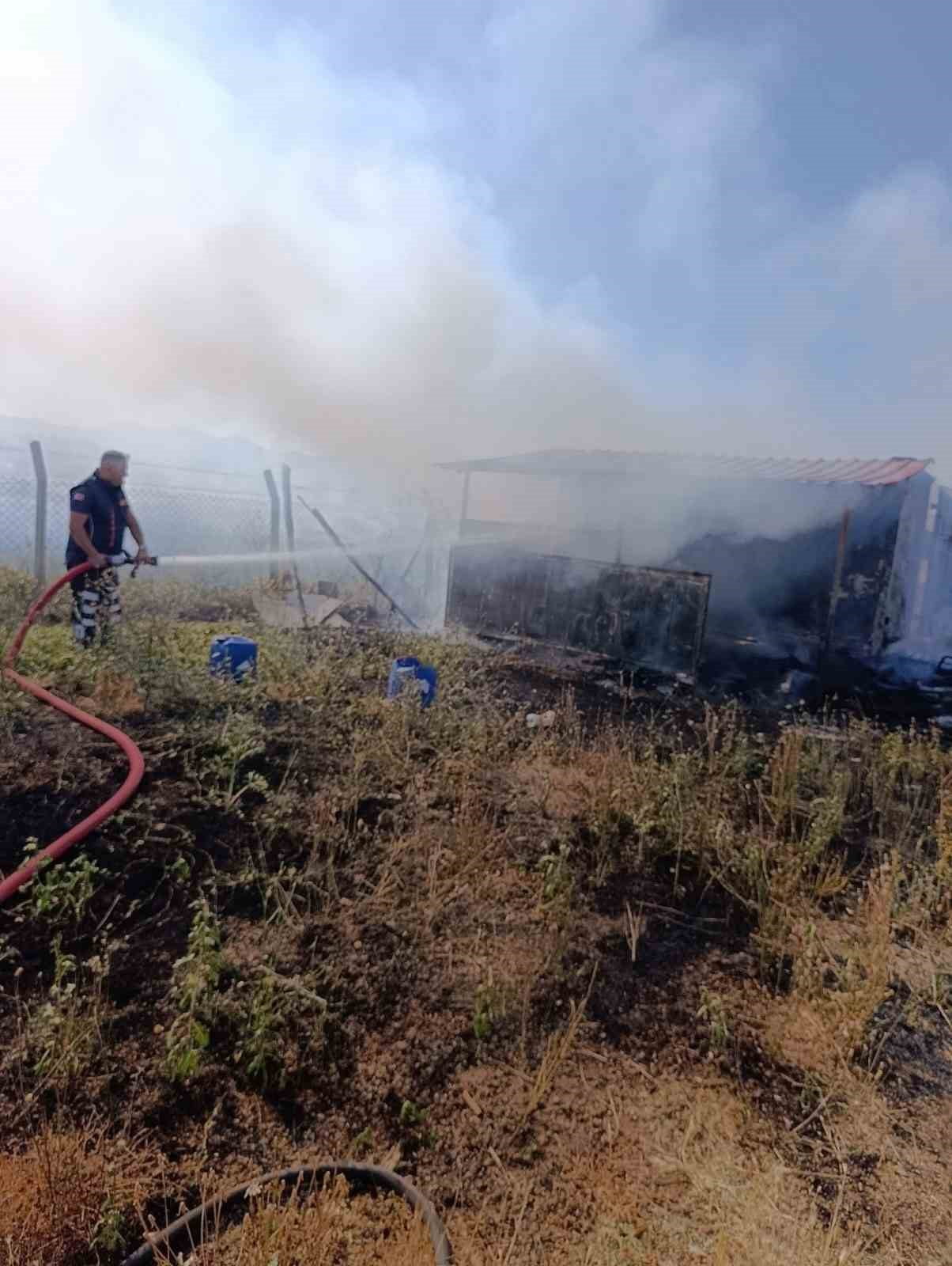 AFYONKARAHİSAR’IN SANDIKLI İLÇESİNDE BİR BAĞ EVİNDE ÇIKAN YANGIN, İTFAİYE EKİPLERİNİN...