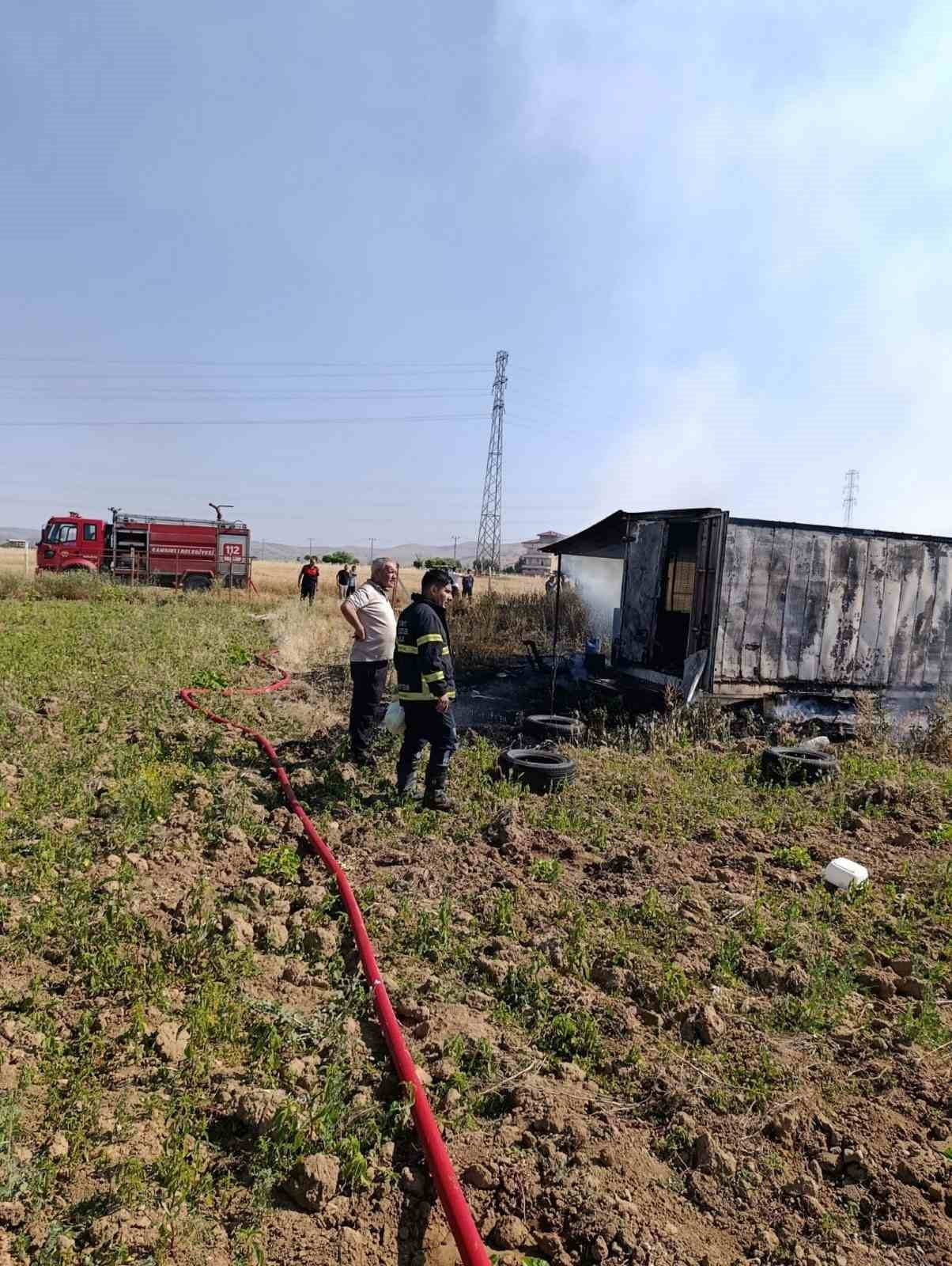 AFYONKARAHİSAR’IN SANDIKLI İLÇESİNDE BİR BAĞ EVİNDE ÇIKAN YANGIN, İTFAİYE EKİPLERİNİN...