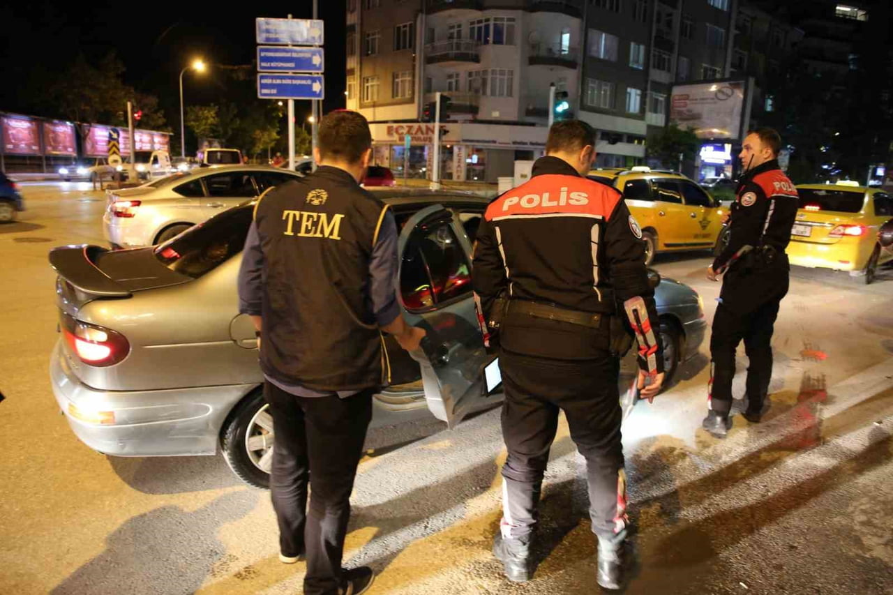 AFYONKARAHİSAR POLİS TARAFINDAN 'TÜRKİYE GÜVEN HUZUR UYGULAMASI' ÇERÇEVESİNDE YAPILAN DENETİMDE...