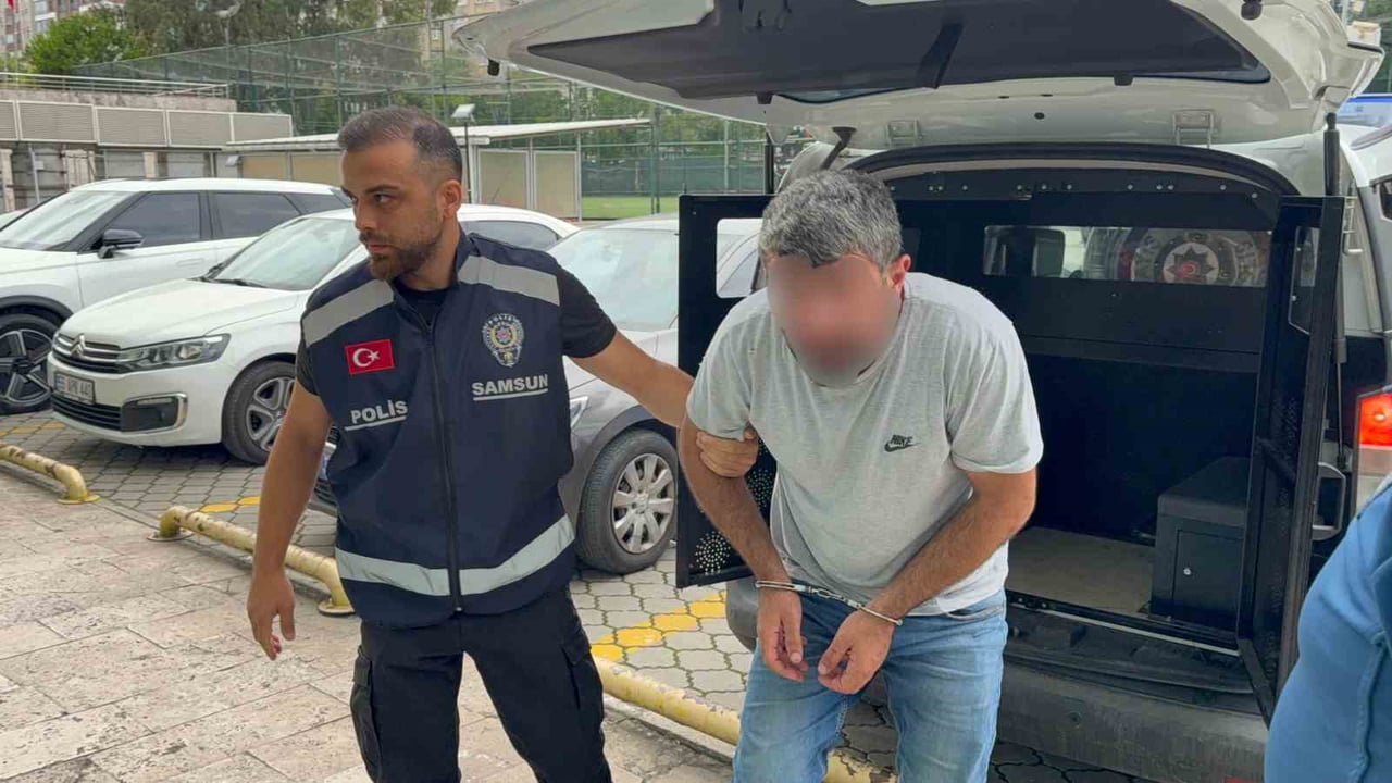 AĞABEYİNİ BIÇAKLAYARAK YARALADIĞI İDDİA EDİLEN H.Ç., GÖZALTINA ALINDIKTAN SONRA ADLİYEYE SEVK...