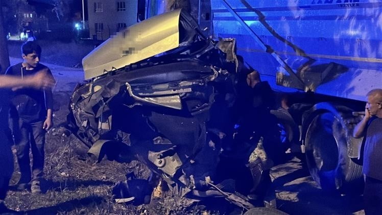 AĞACA ÇARPAN OTOMOBİL İKİYE BÖLÜNDÜ, SÜRÜCÜ HAFİF SIYRIKLARLA KURTULDU