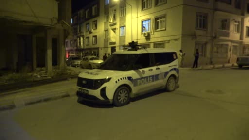 Ağır hasarlı binanın çatısından düşen kişi hayatını kaybetti