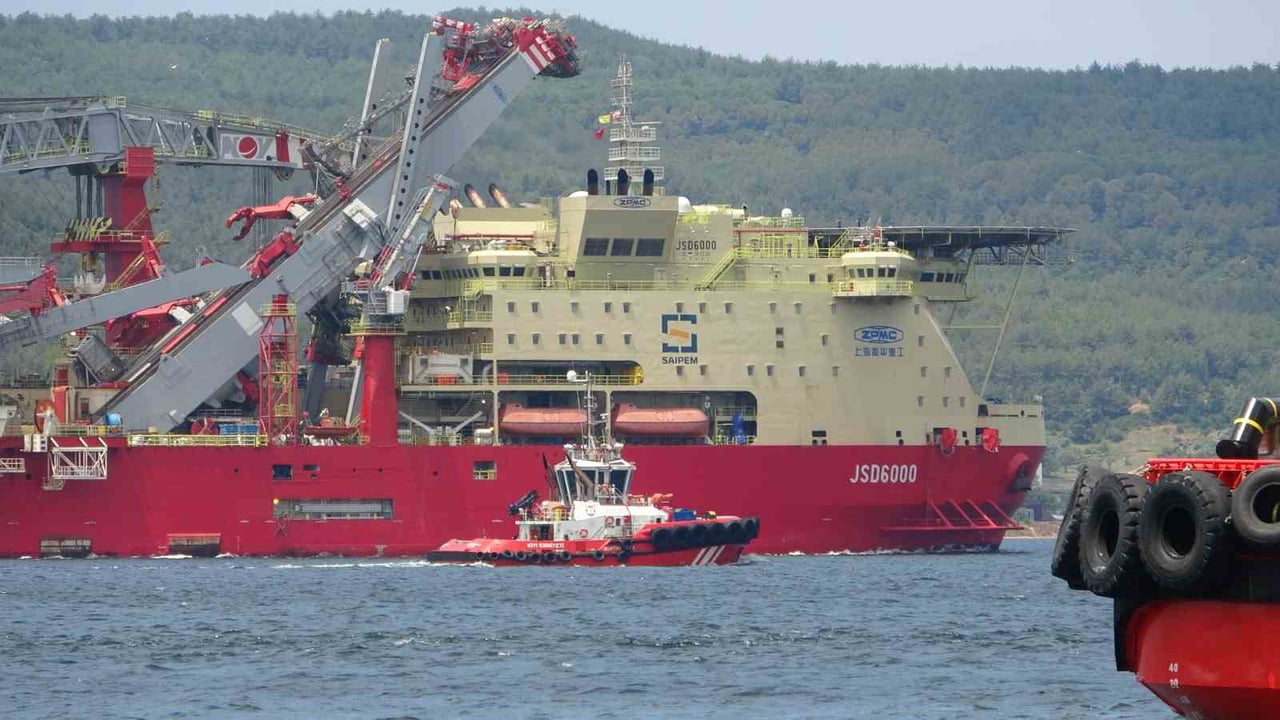 AĞIR KALDIRMA BORU DÖŞEME GEMİSİ, 'JSD 6000’, ÇANAKKALE BOĞAZI’NDAN GEÇTİ.