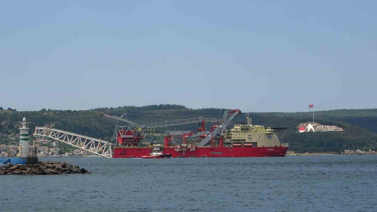 AĞIR KALDIRMA BORU DÖŞEME GEMİSİ, 'JSD 6000’, ÇANAKKALE BOĞAZI’NDAN GEÇTİ.