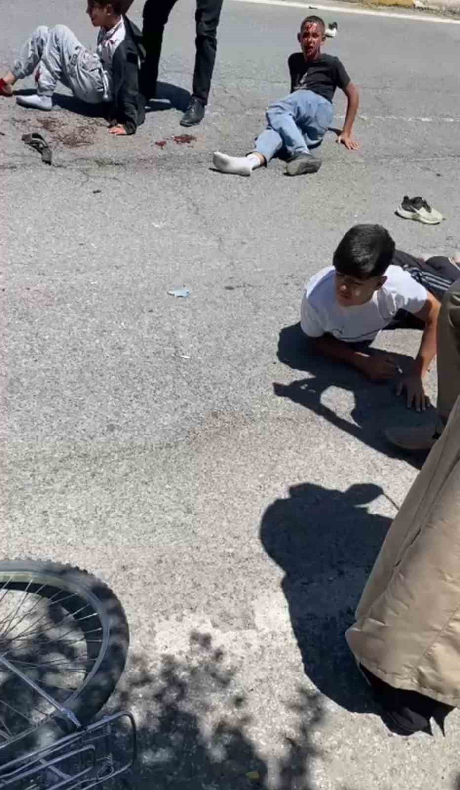 AĞRI'NIN PATNOS İLÇESİNDE OTOMOBİLİN BİSİKLETLİ 3 ÇOCUĞA ÇARPMASI SONUCU 2'Sİ AĞIR 3 ÇOCUK...