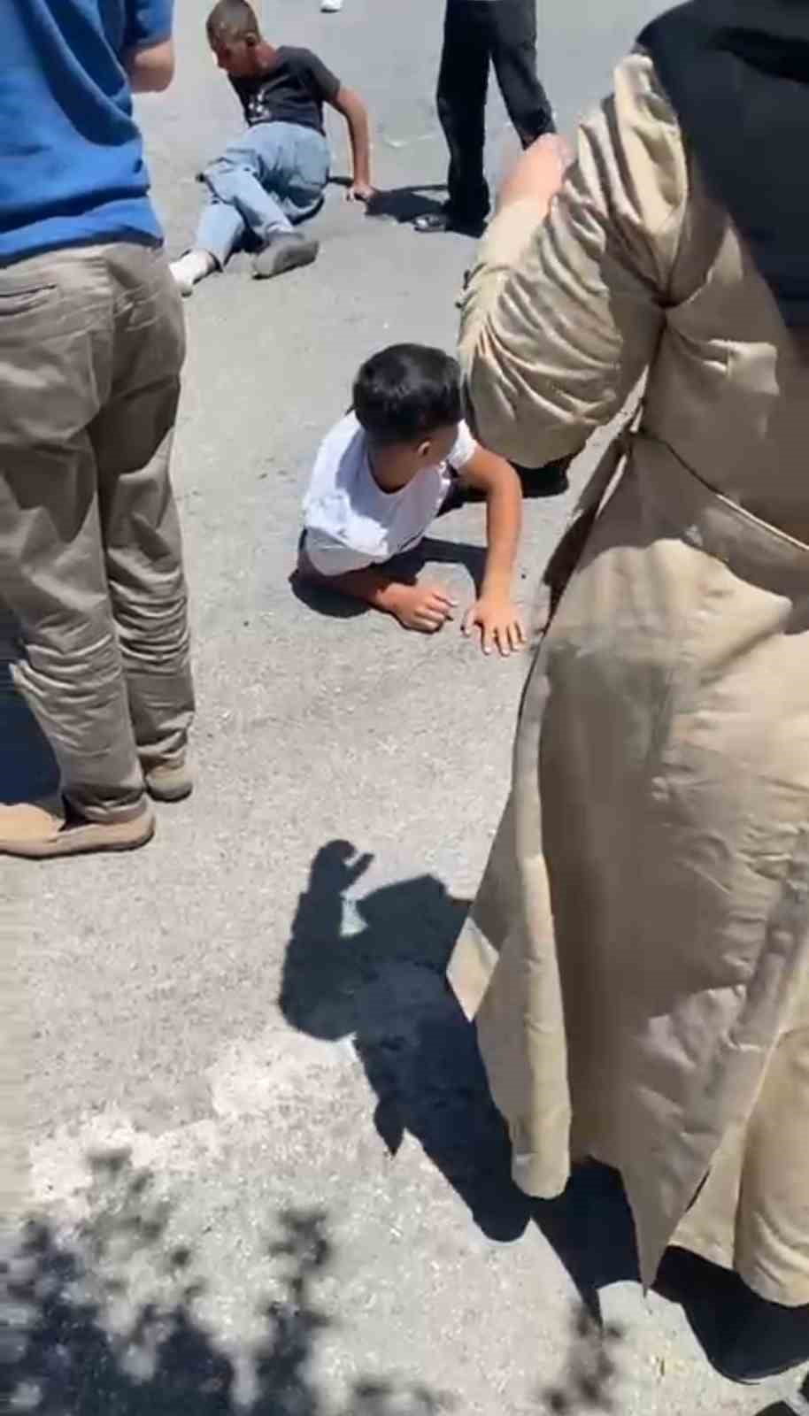 AĞRI'NIN PATNOS İLÇESİNDE OTOMOBİLİN BİSİKLETLİ 3 ÇOCUĞA ÇARPMASI SONUCU 2'Sİ AĞIR 3 ÇOCUK...