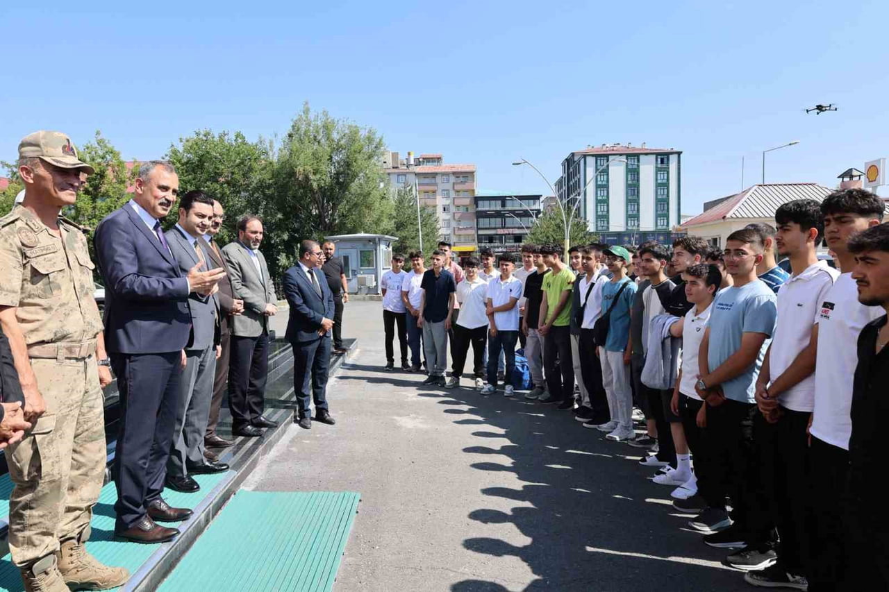 AĞRI’DAN TARİH VE DEĞERLER YOLCULUĞUNA İLK ÖĞRENCİ KAFİLESİ UĞURLANDI