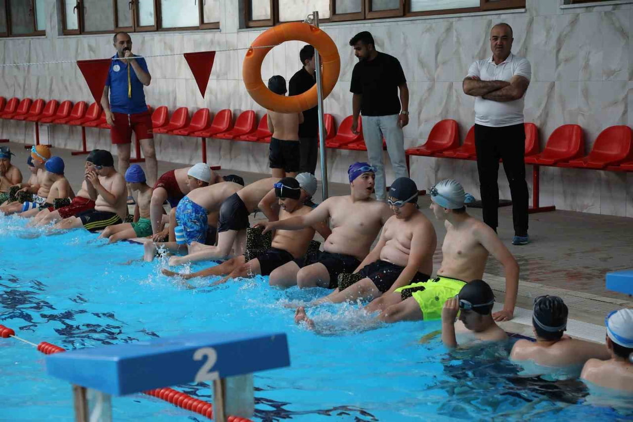 AĞRI GENÇLİK VE SPOR İL MÜDÜRÜ AHMET ÇELEBİ, GENÇLİK VE SPOR BAKANLIĞINCA YÜRÜTÜLEN "YÜZME...