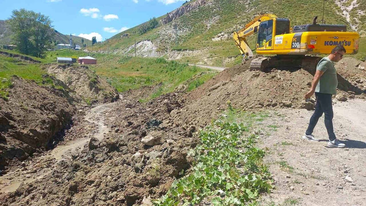 AĞRI İL ÖZEL İDARESİ, KENT GENELİNDE KÖY YOLLARININ ULAŞIM STANDARDINI YÜKSELTMEK AMACIYLA YOL...