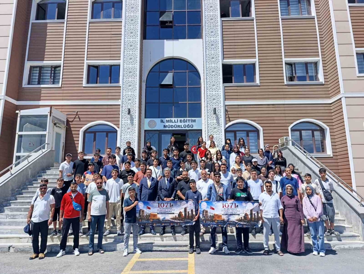 AĞRI VALİLİĞİ HİMAYELERİNDE, İL MİLLİ EĞİTİM MÜDÜRLÜĞÜNCE HAYATA GEÇİRİLEN "1071 RUHUNDAN TÜRKİYE...