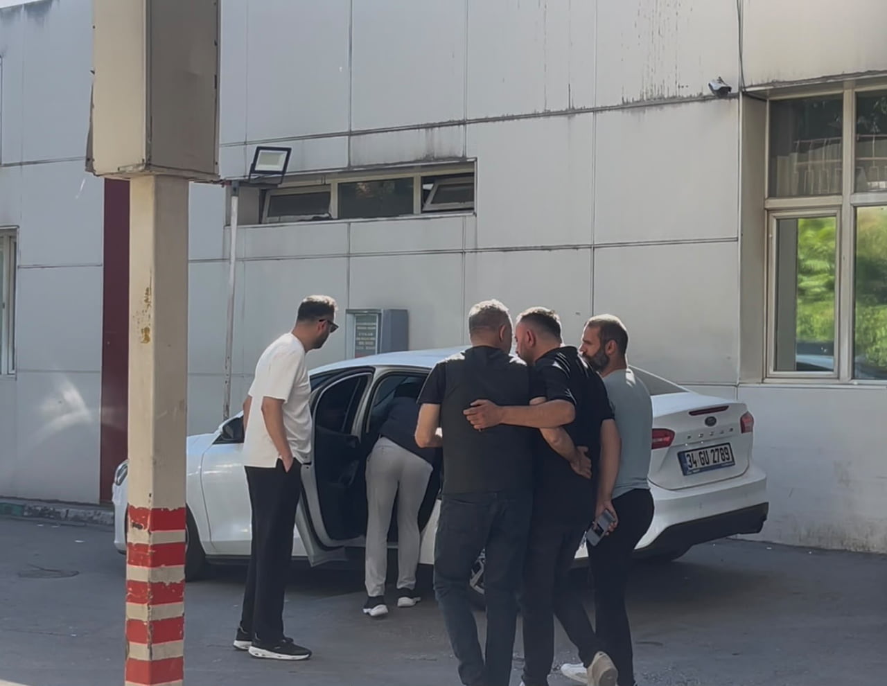 AHBAP DERNEĞİ’NE YÖNELİK SORUŞTURMA KAPSAMINDA BURSA’DA GÖZALTINA ALINAN SANATÇI HALUK LEVENT...
