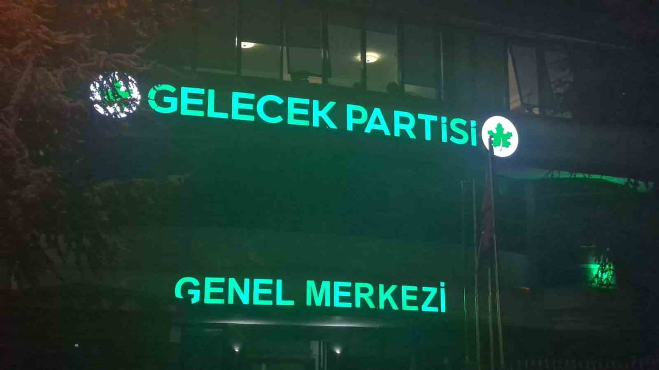AHMET DAVUTOĞLU, "KİRLENMİŞ SİYASİ İKLİMİN BİR PARÇASI OLMAMAK AMACIYLA PARTİ SİYASETİNDEN ÇEKİLME...
