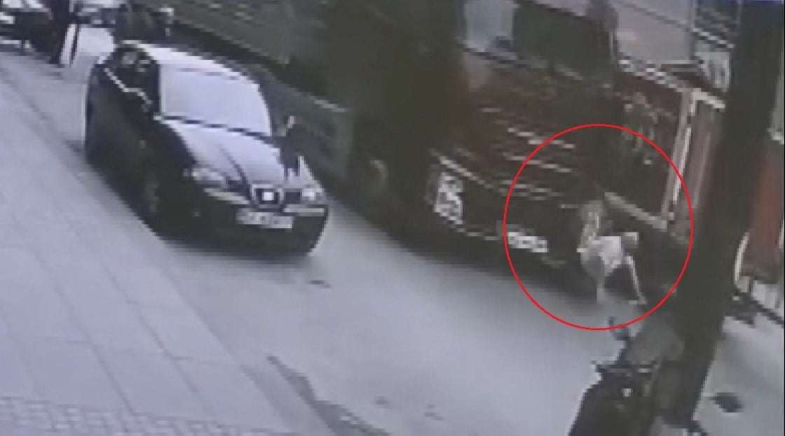 AHMET KARABULUT (74) İSİMLİ ŞAHIS, YAYA KALDIRIMINDAN ÇIKTIKTAN SONRA CADDEYE YÖNELDİ. BU ESNADA...