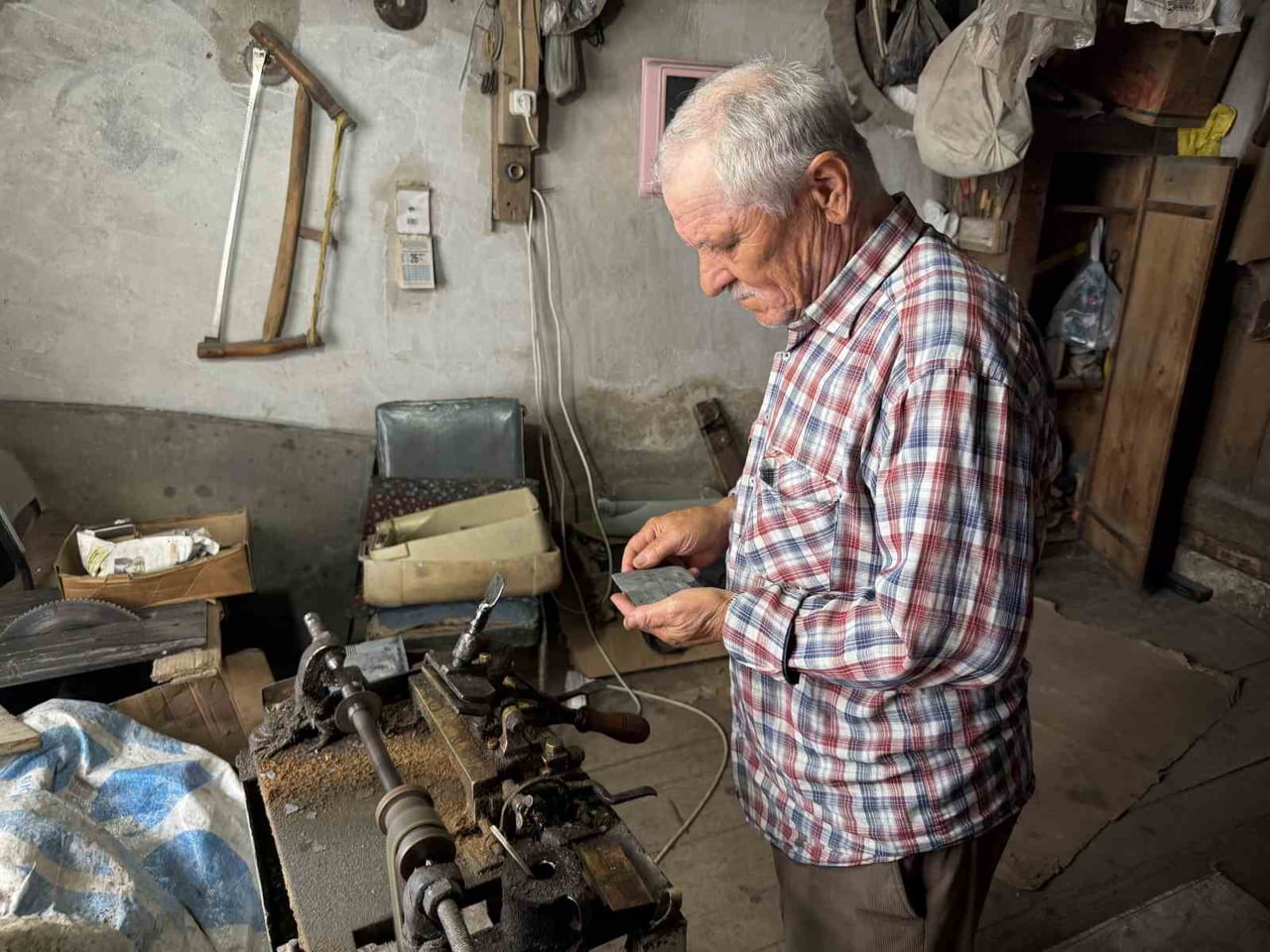 AHMET TÜRK, KADIN VE ERKEKLER İÇİN 4 FARKLI KLASİKLEŞMİŞ MODELİ ÜRETMEYİ SÜRDÜRÜYOR.