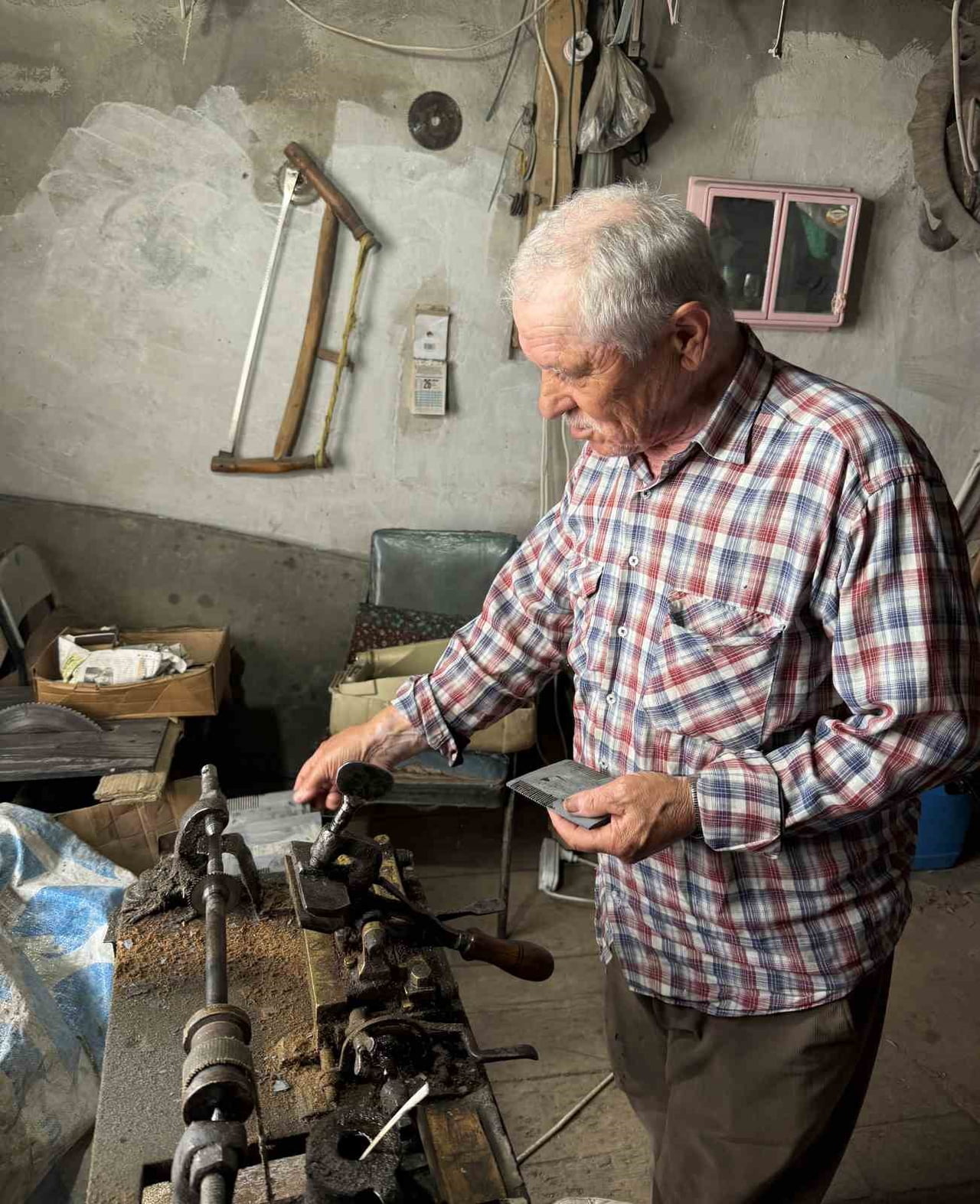 AHMET TÜRK, KADIN VE ERKEKLER İÇİN 4 FARKLI KLASİKLEŞMİŞ MODELİ ÜRETMEYİ SÜRDÜRÜYOR.